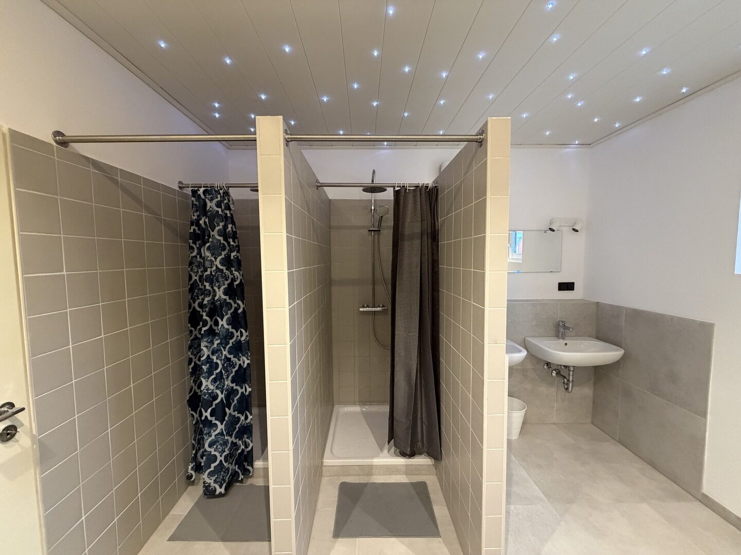 Moderne Duschräume mit Sternenhimmel-Decke — Mitarbeiterunterkunft Darmstadt